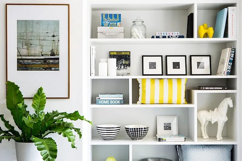 Полка lack ikea. Книжные полки. Полка икеа навесная лакк. Полка карниз. Декор стеллажа в гостиной.