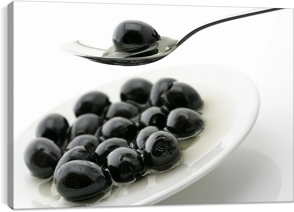 Польза косточек маслин. Маслины черные. Оливки и маслины. Маслины с косточкой. Маслины на белом фоне.
