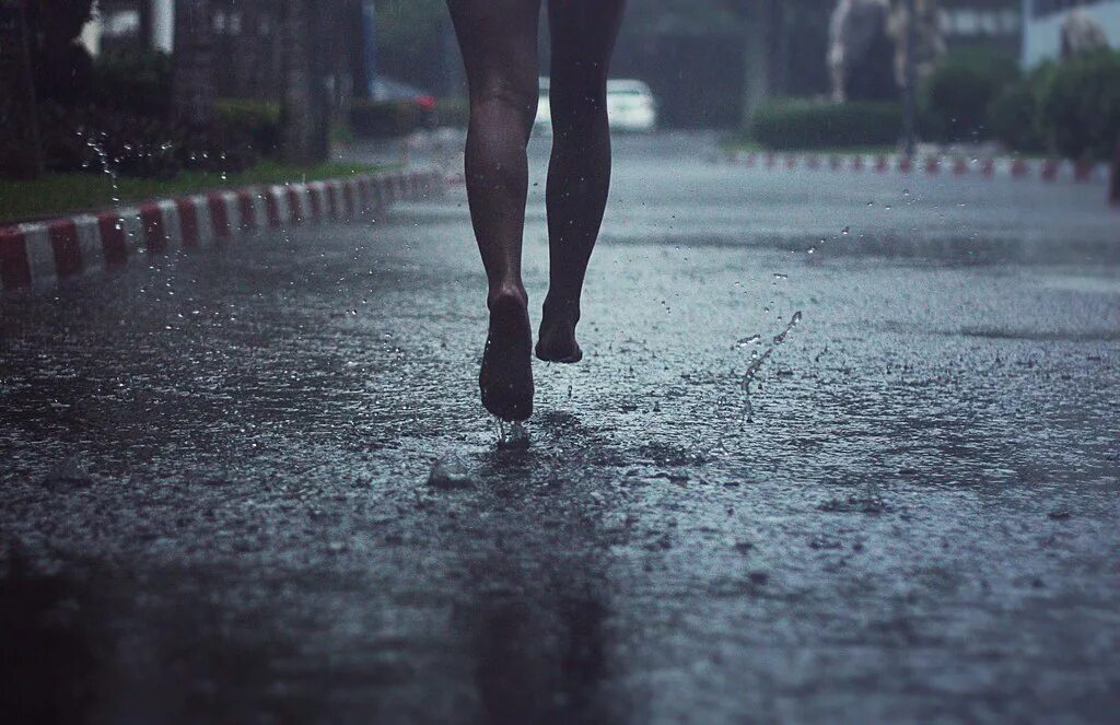 Знаешь ли ты вдоль ночных дорог шла. Девушка босиком. Шла босиком вдоль ночных слушать. Шла босиком вдоль ночных слушать. Вдоль ночных дорог текст.