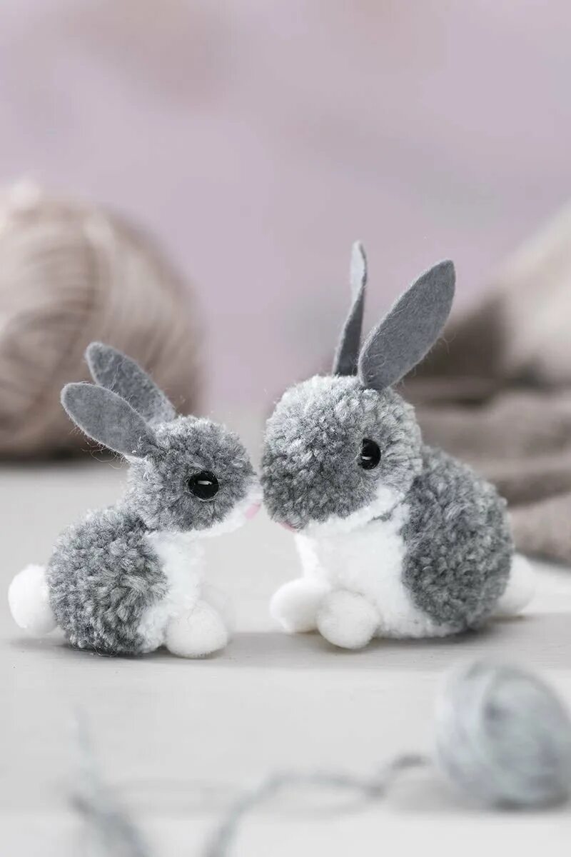 Новогодняя игрушка зайчик из помпона. Игрушки из помпонов. Поделки из помпонов. Зайка из помпонов. Заяц из ниток и клея.