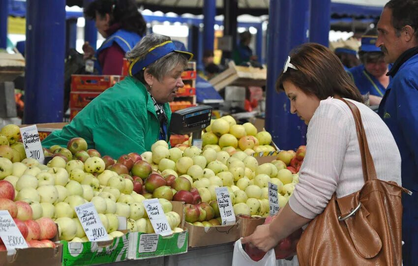 Где можно купить яблоки. Европейские сыр в Минске на Комаровском рынке. Люди на рынке солнечно. Яблочко-скидка. Фото где берут яблоко.