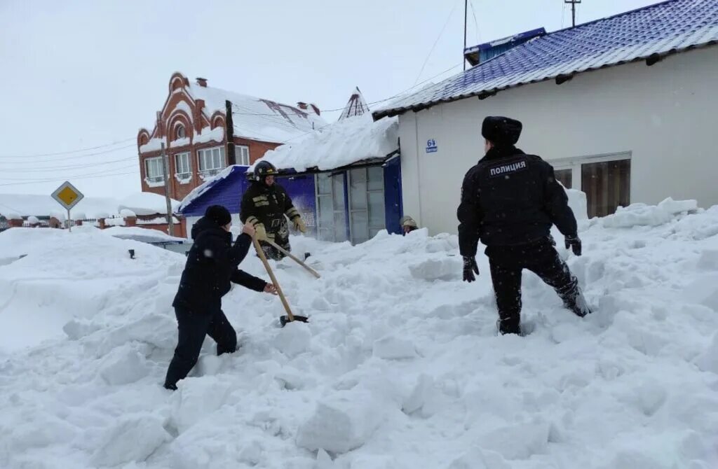 Блоггер кинул в сугроб