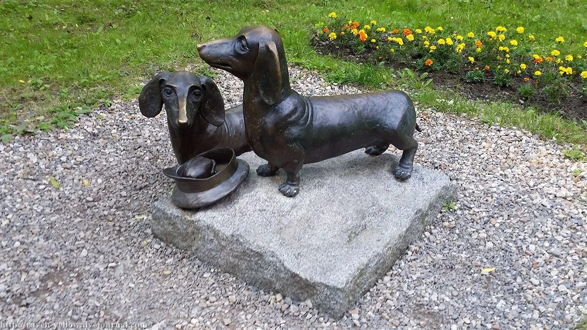 Таксы чехова. Мелихово музей-усадьба памятник таксам. Памятник таксам чехова в мелихово. Памятник таксам чехова в мелихово. Таксы чехова.