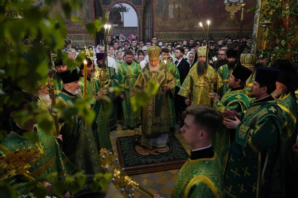 Видео свято троицкий. Троице Сергиева Лавра, ВСЕНОШНОЕ всенощное бдение 3 июня. Патриаршая литургия в Успенском соборе. Икона Святой Троицы в Новоиерусалимском монастыре.