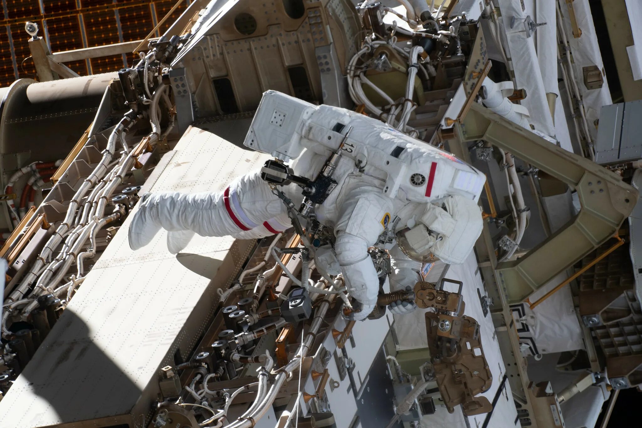 наса открыла. астронавты на мкс. открытый космос. космонавты на мкс. наса открыла.