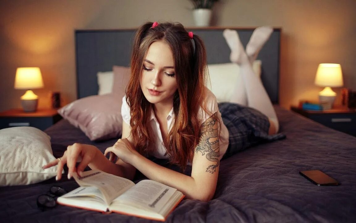 Голая модель с книгой