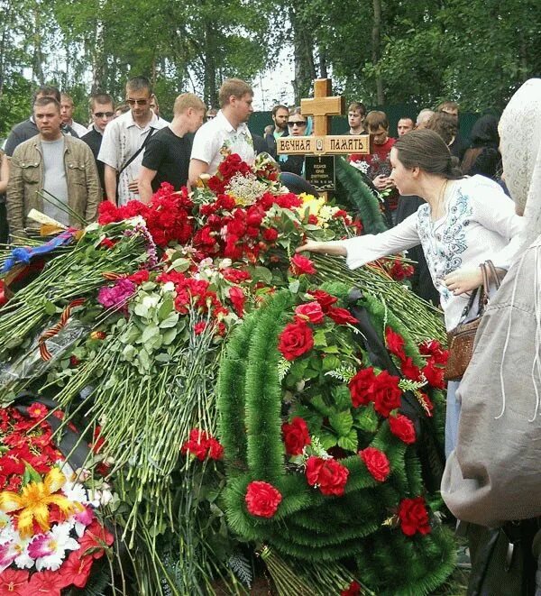 Цветы на кладбище. Цветы на похороны. Похороны в цветах. Живые цветы на кладбище.