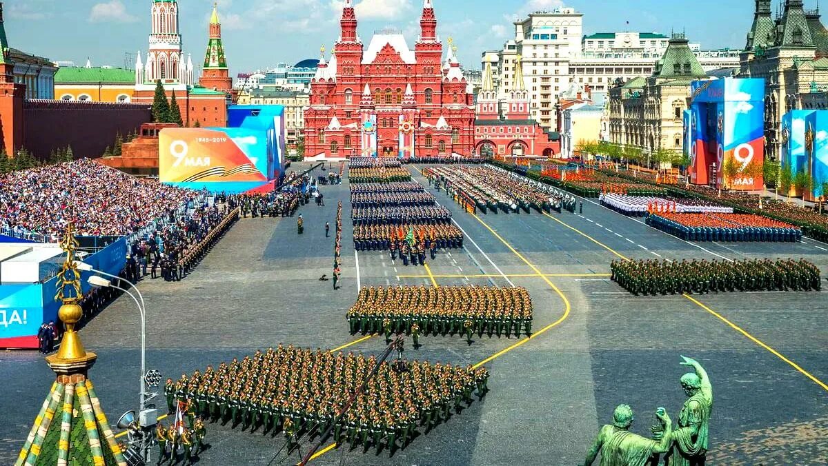 8 9 мая москва. Парад на красной площади 9 мая. Парад Победы на красной площади в Москве. Кремль парад. Парад Победы на крамсно п.