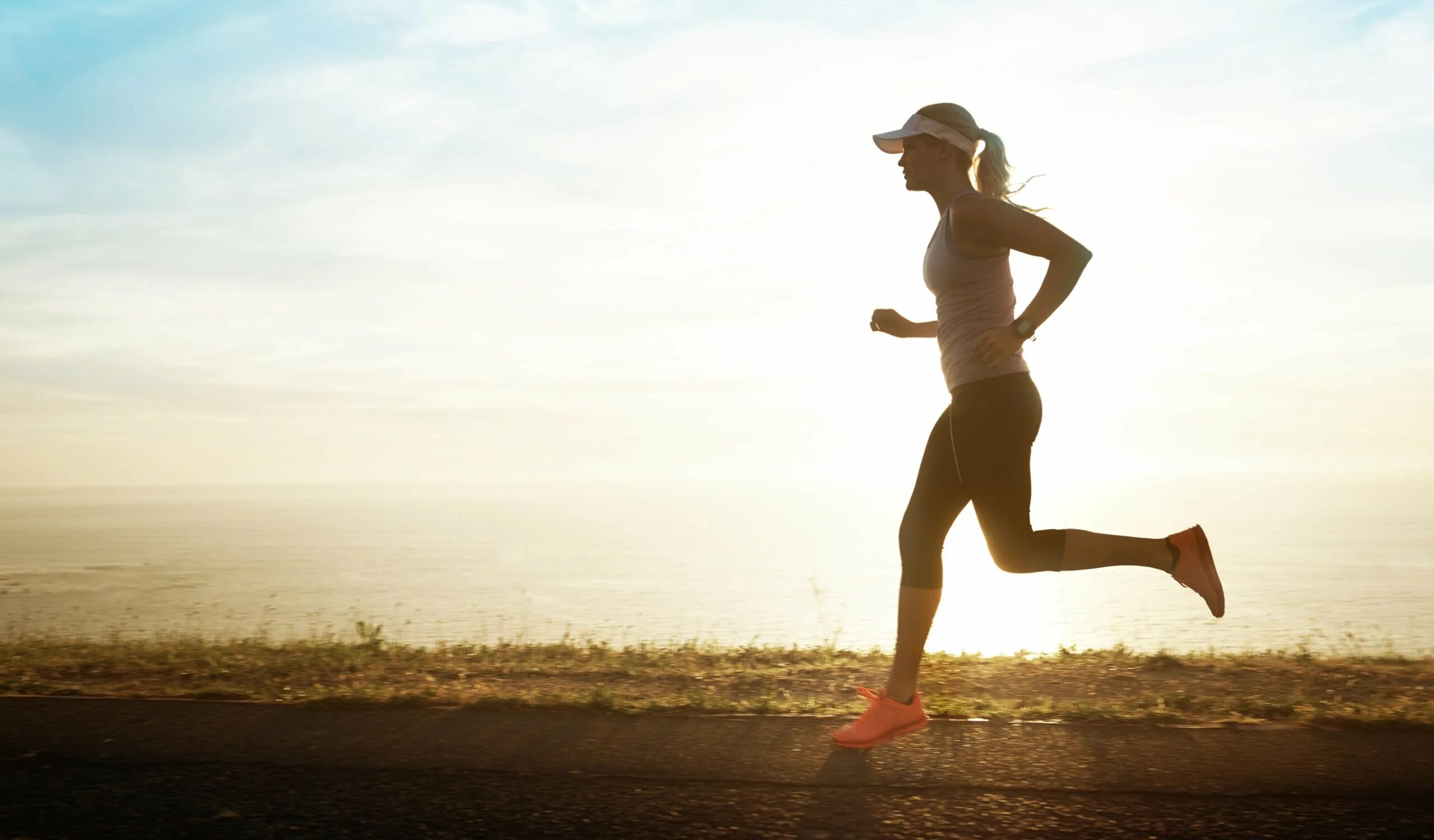 Спорт бег. Бег фото. Цитаты про спорт. Девушка бежит. Человек бежит вперед.