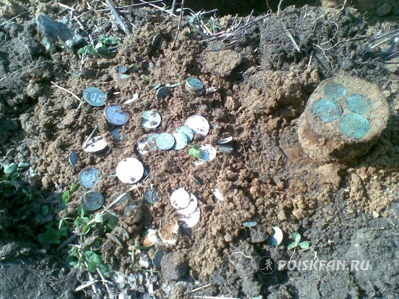 Археологический клад. Изложение страшный клад. Searching for treasure. Страшный клад. Клад в лесу.