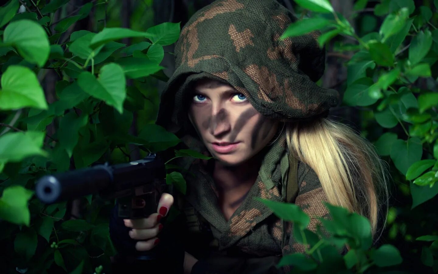 Девушка в камуфляже. Combat girl