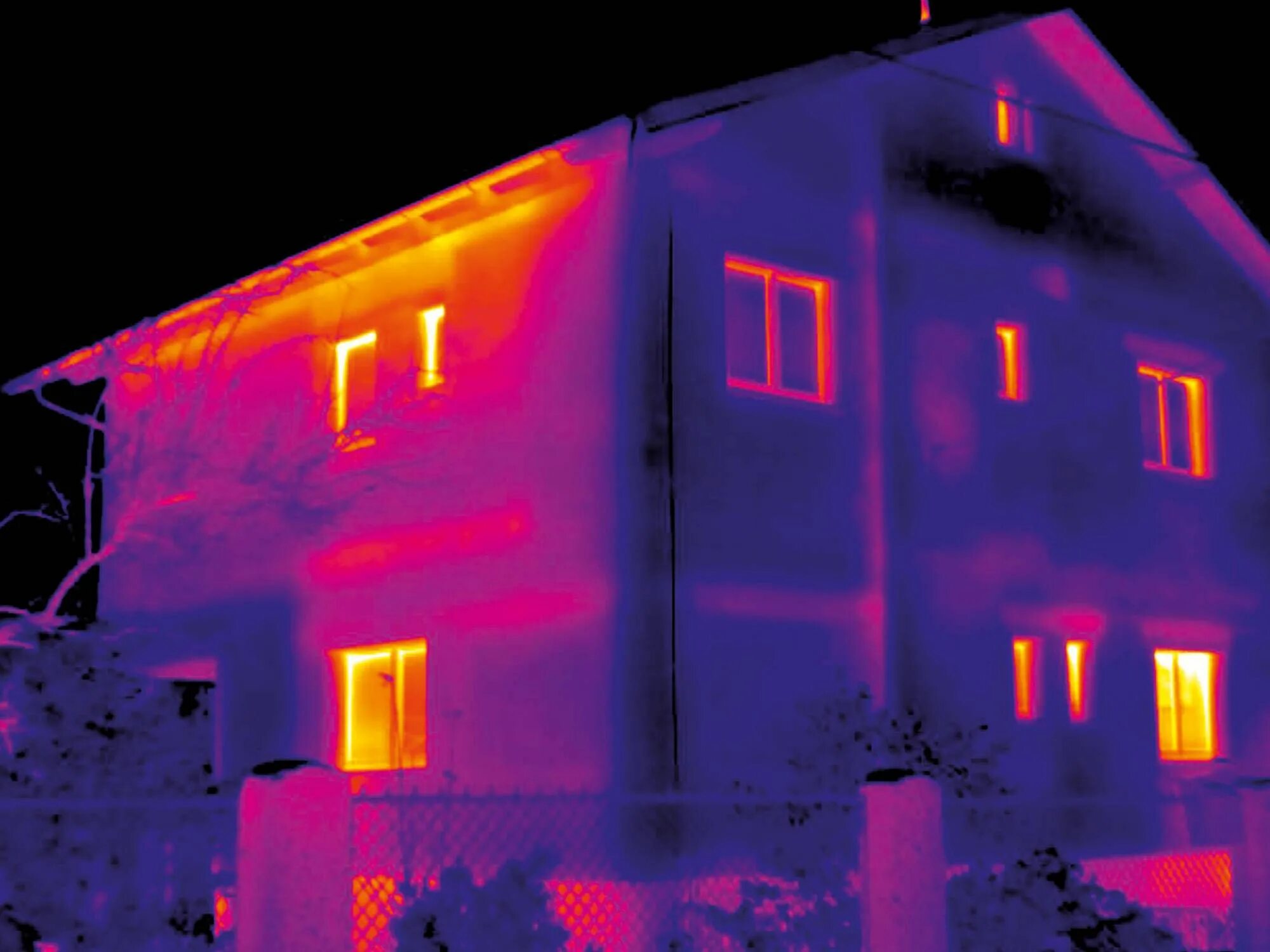 Тепловизор картинки. Термограмма тепловизора. FLIR 865 тепловизор. Тепловизор вентфасад. Дом через тепловизор.