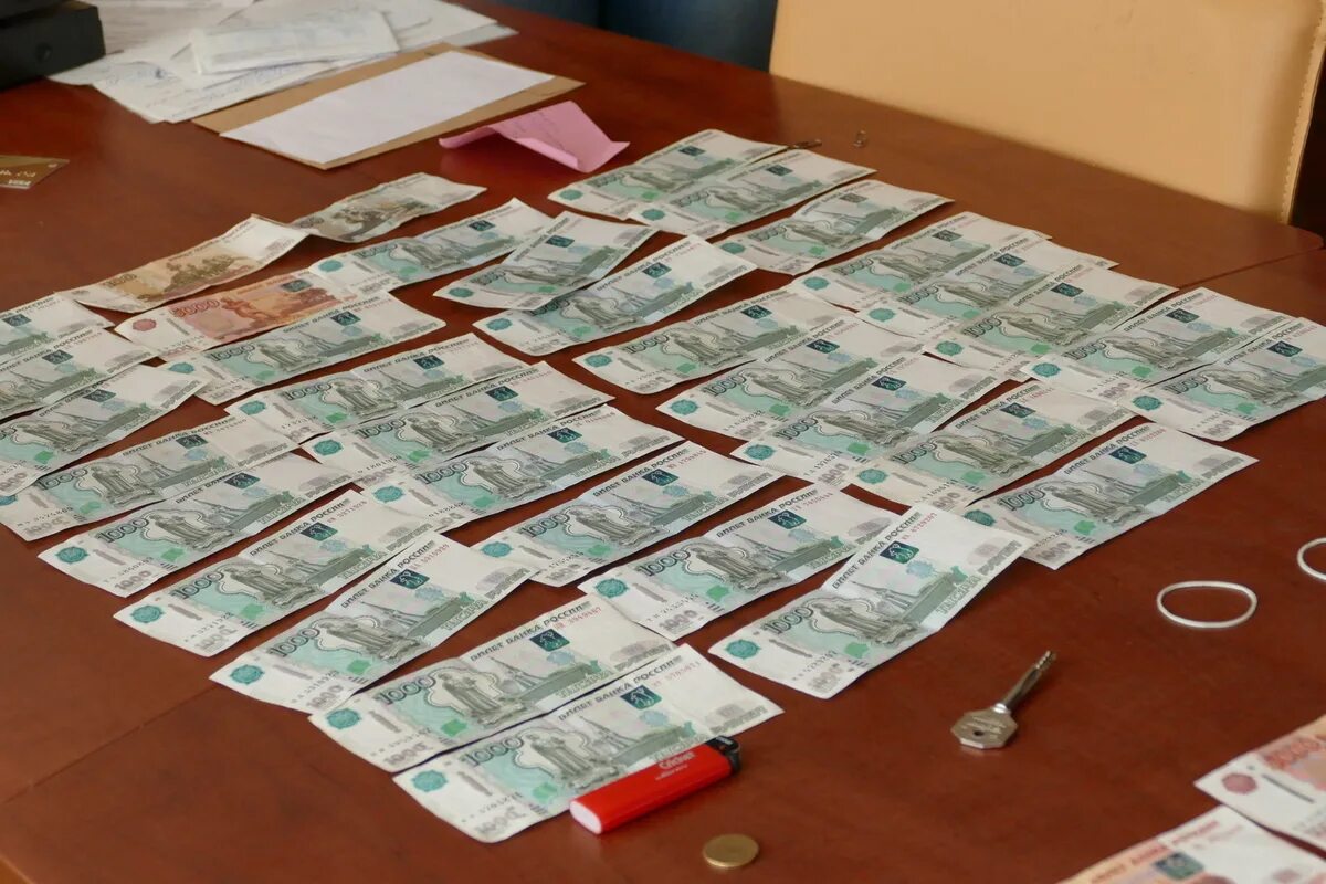 Коррумпированный чиновник. Взятка приставу. Коррупция чиновников. Взятка. Взятка фото.