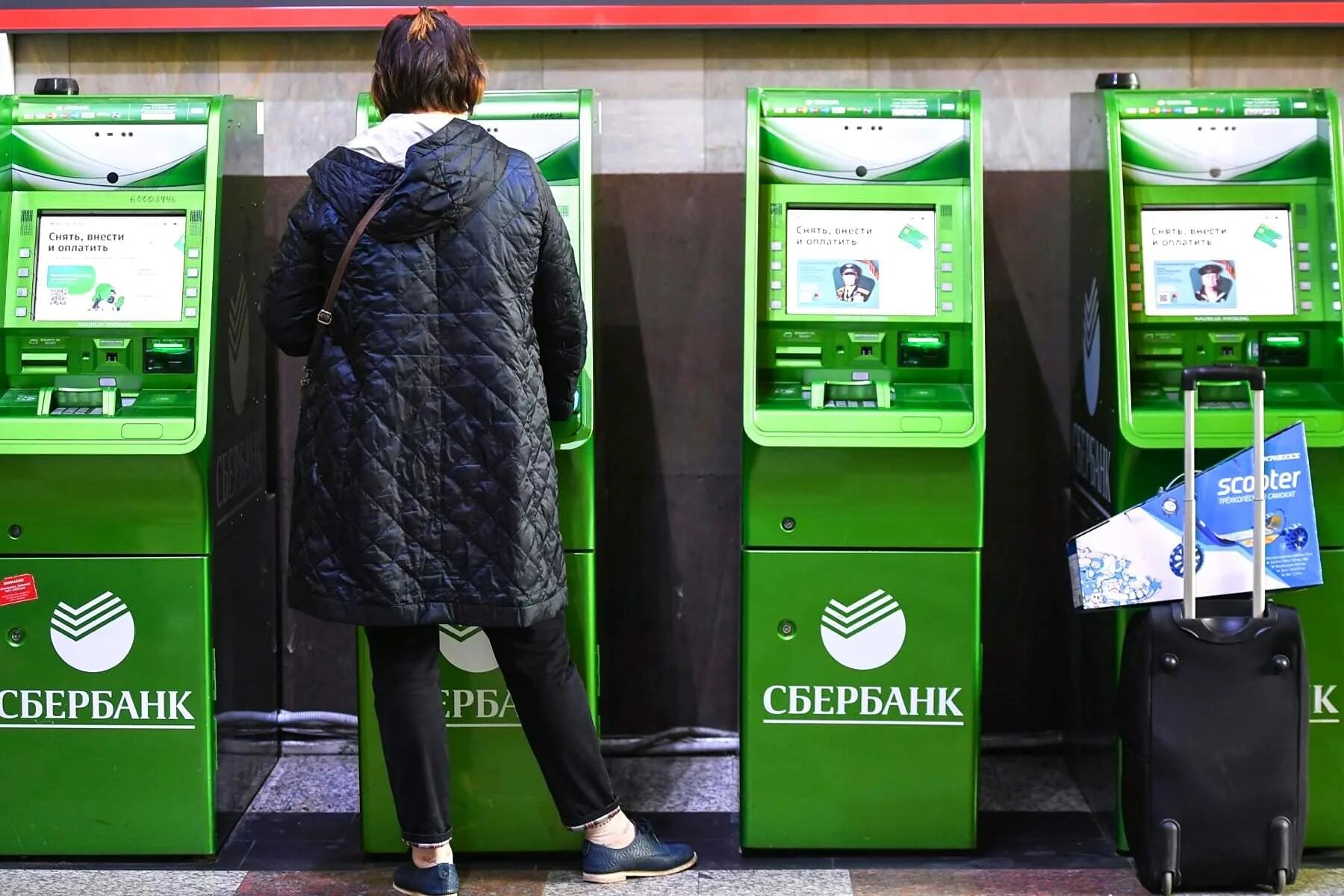 положить наличные на карту. терминал сбербанка. деньги на карту сбербанка через банкомат. банкомат. сенсорный терминал сбербанка.
