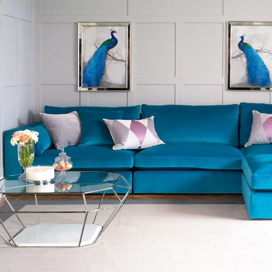 Синий диван. Бело голубой диван. Диван голубого цвета в интерьере. Интерьер под голубой диван. Бирюзовый дизайнерский диван.