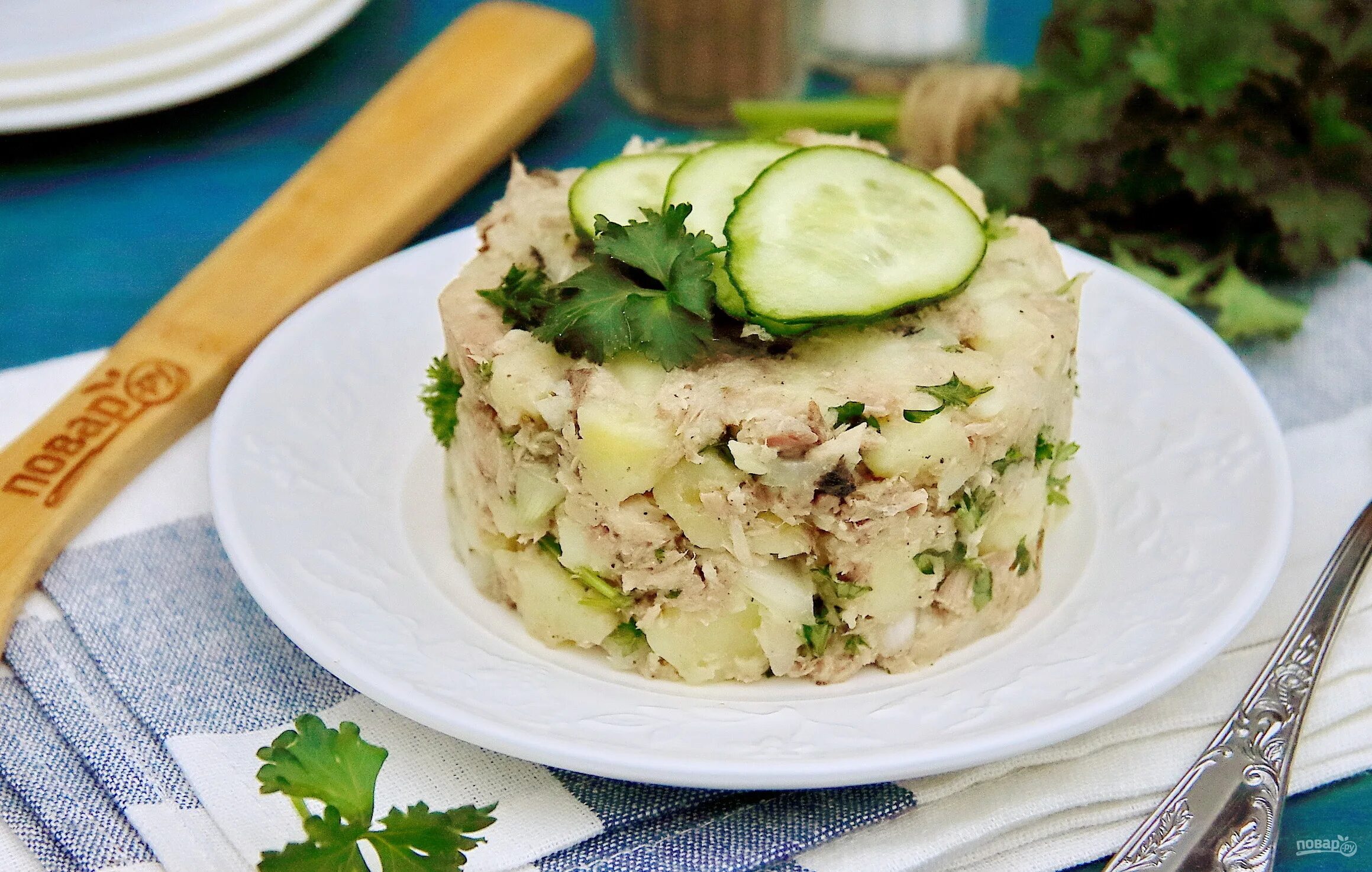 Салат с копченой рыбой. Салат с консервой рыбной и яйцом. Овощной салат с жареной рыбой. Салат из скумбрии. Салат из сардины консервированной с яйцом и огурцом.
