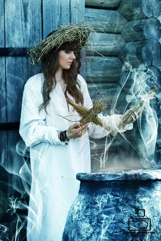 Фотосессия в стиле ворожеи. Красивая колдунья. Елена ворожея. Красивая ведьма. Ворожея отражений.