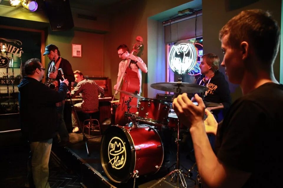 Выступить в баре. Концерт в баре. Выступление в пабе. Караоке бар гости омск. Джаз 60 годов в америке бар.