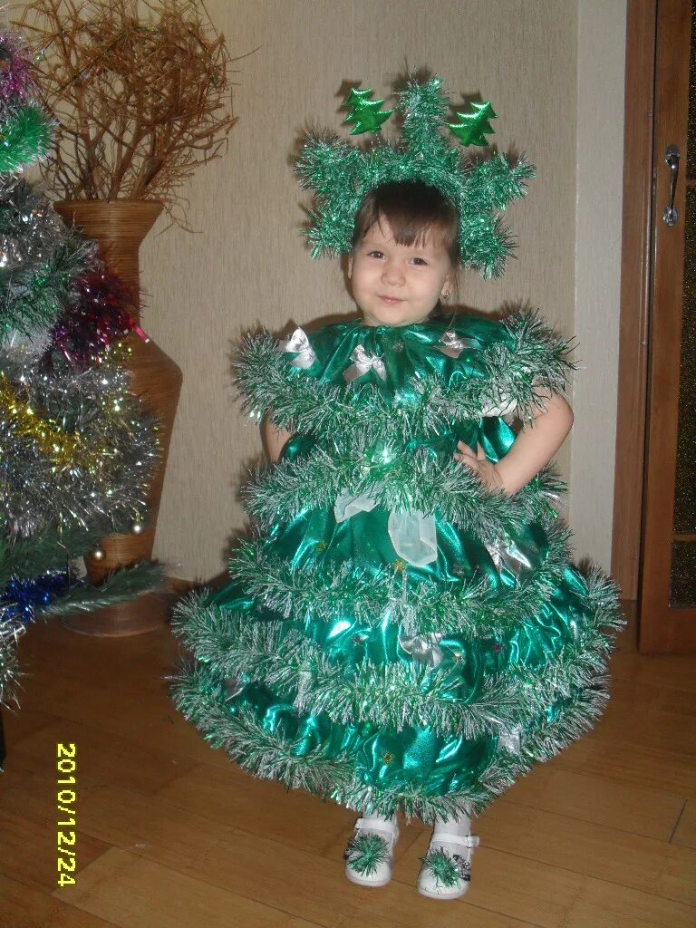 как сделать платье из мишуры. новогодний костюм из мишуры. как сделать платье из мишуры. платье из елочного дождика. платье елочки с мишурой.