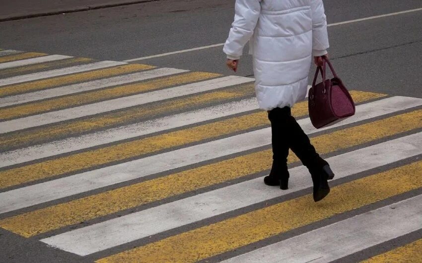Сбить человека на переходе ответственность. Пешеходный переход. непропуск пешехода. женщина на пешеходном переходе. штрафовать пешеходов.