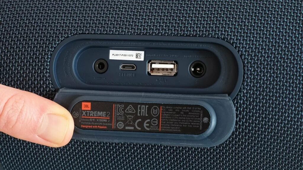 Как можно зарядить колонку. JBL extreme 2 разъемы. JBL charge 3 разъем. Гнездо зарядки для колонки JBL. JBL Xtreme 1 разъемы.