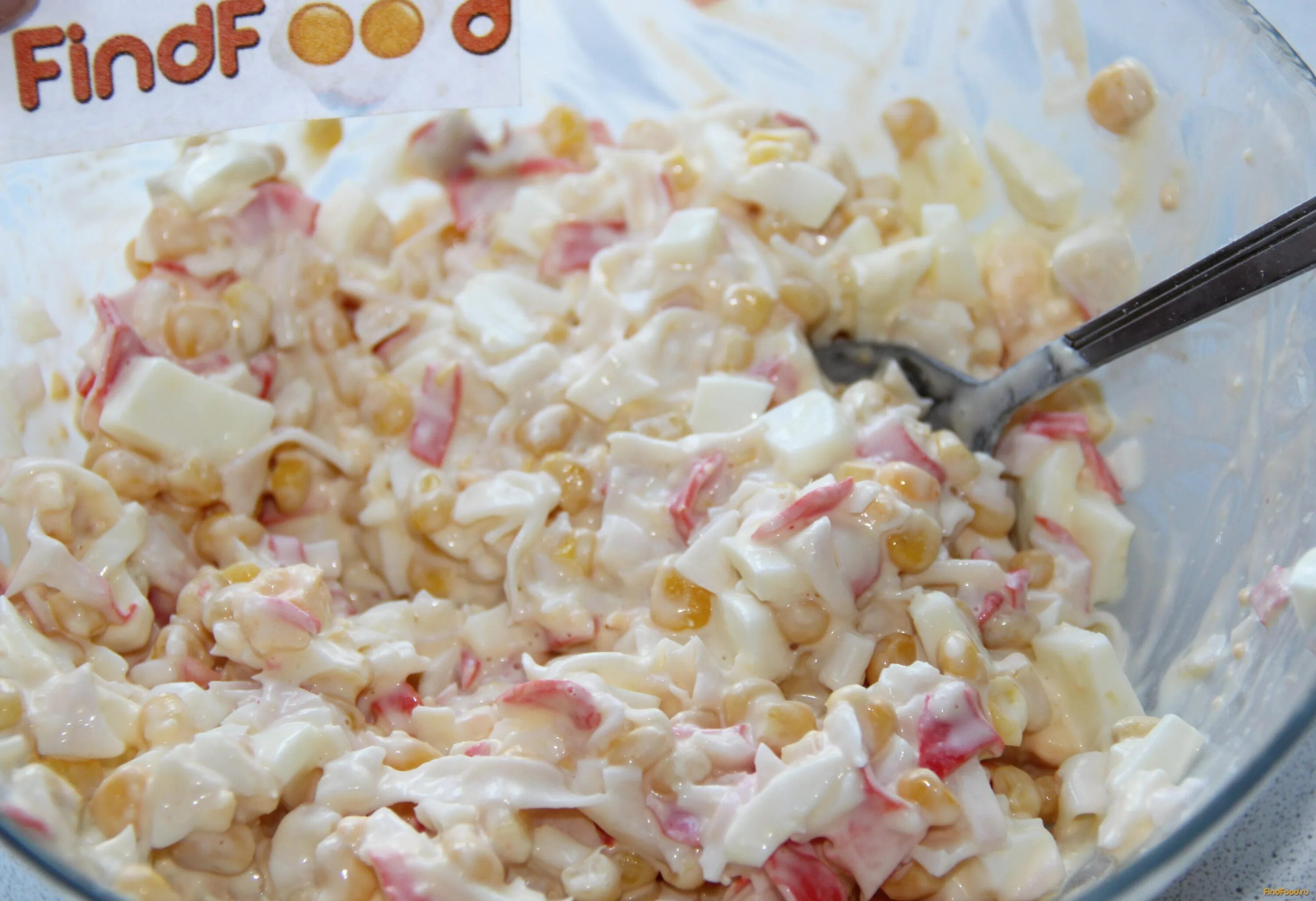 Салат из кальмаров с крабовыми палочками и яйцом. Салат с кальмаром и крабовыми палочками и яйцом. Салат из кальмаров и крабовых палочек. Салат с кальмарами крабовыми палочками и яйцом и огурцом. Кальмары с кукурузой и крабовыми палочками.