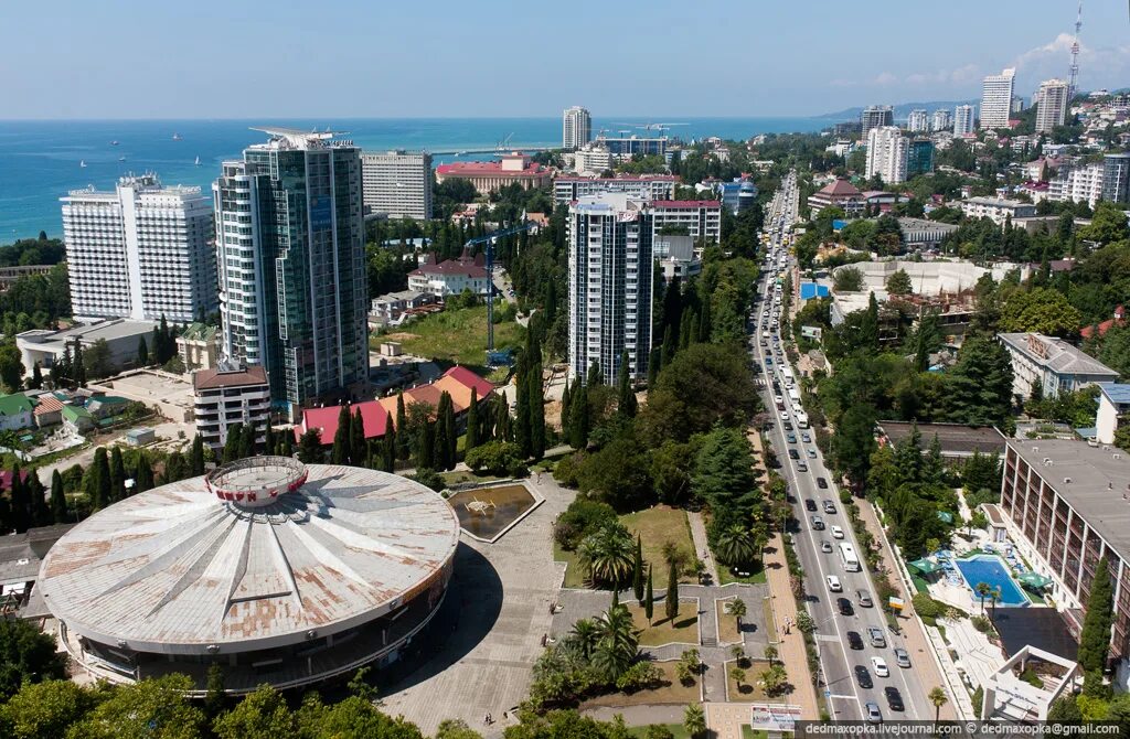 Центральный сочи фото города. Курортный проспект Сочи. Центральный Сочи. Курортный проспект Сочи цирк. Город Сочи Центральный район.