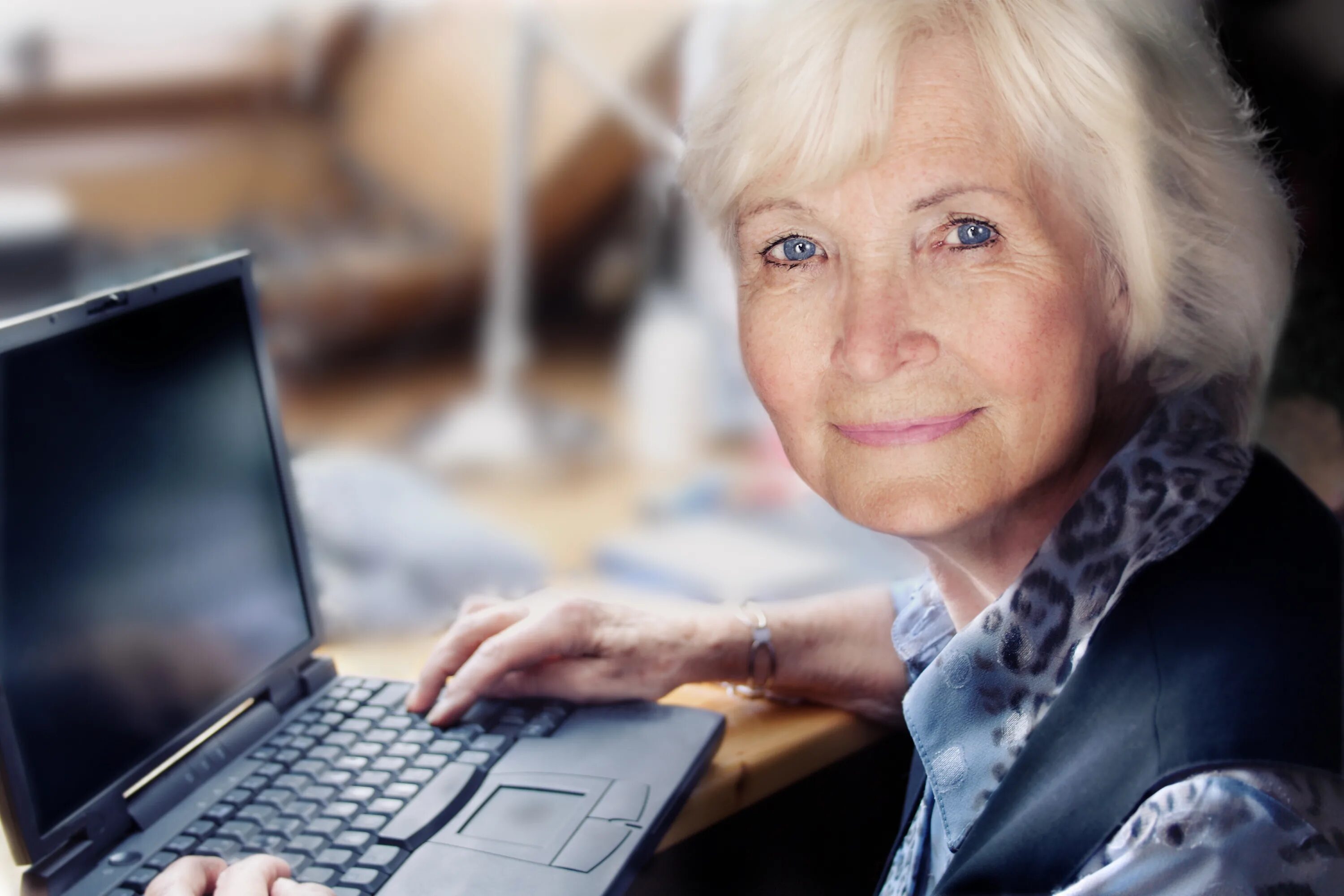 Бабушка и компьютер. Пожилые люди и интернет. Пенсионеры и компьютер. Пожилая женщина за компьютером.