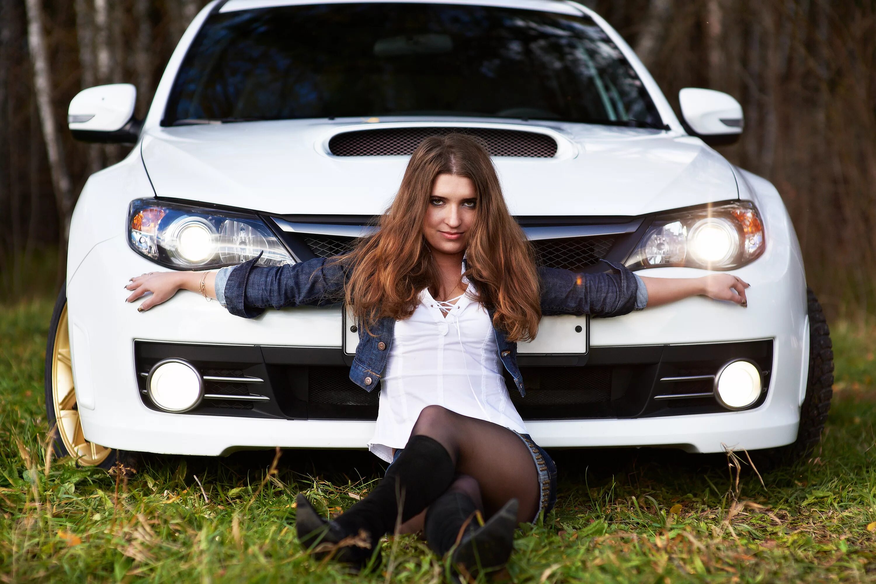 фотосессия с машиной. девушка в машине. на ходу машины девушки. сати казанова фото с машиной. фотосессия с машиной.