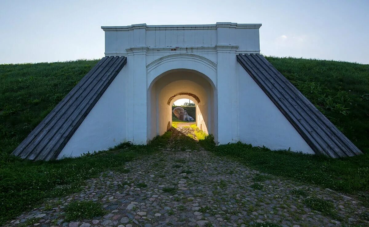 Крепость великие луки. Великолукская крепость Великие Луки. Великие Луки крепость ворота. Крепостные ворота Великие Луки. Великолукская Земляная крепость.