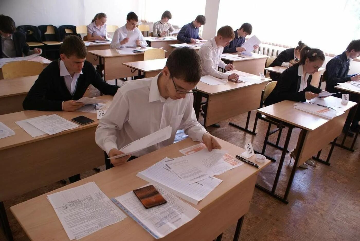 Экзамены 9 класс россия. Экзамены в школе. ОГЭ В школе. Школьники на экзамене. Экзамен ОГЭ.