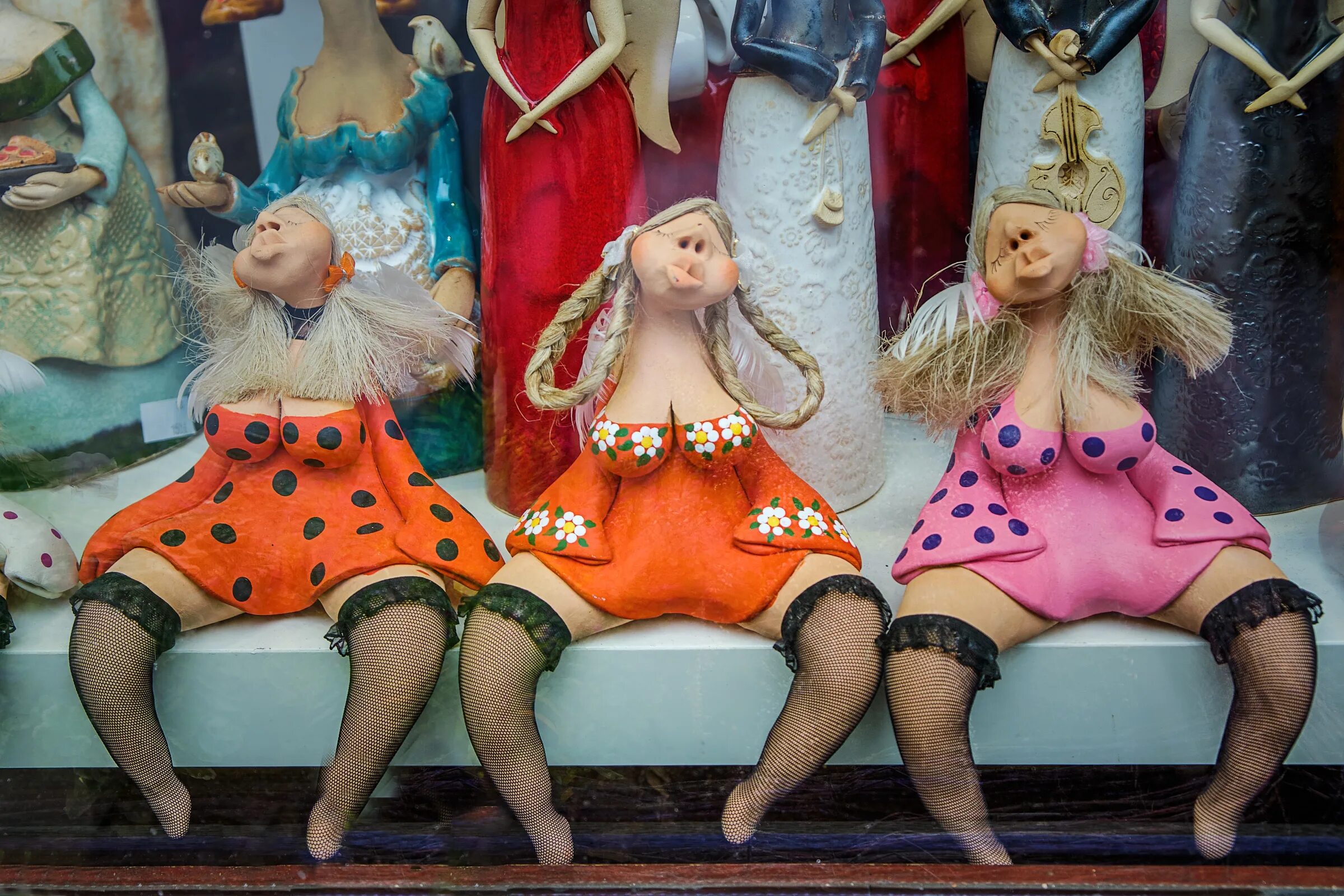 Три девицы. Три девицы под окном прикол. Три девицы под окном иллюстрации. Три девицы и царь. Три девицы.