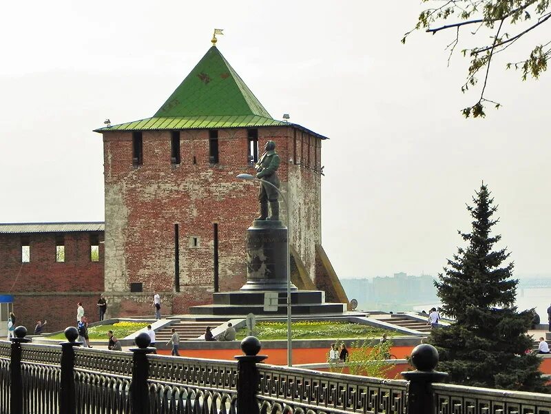 Георгиевская башня Нижегородского Кремля. Георгиевская башня Нижний Новгород. Нижний Новгород Кремль Георгиевская башня. Кремль памятник Чкалову в Нижнем Новгороде.