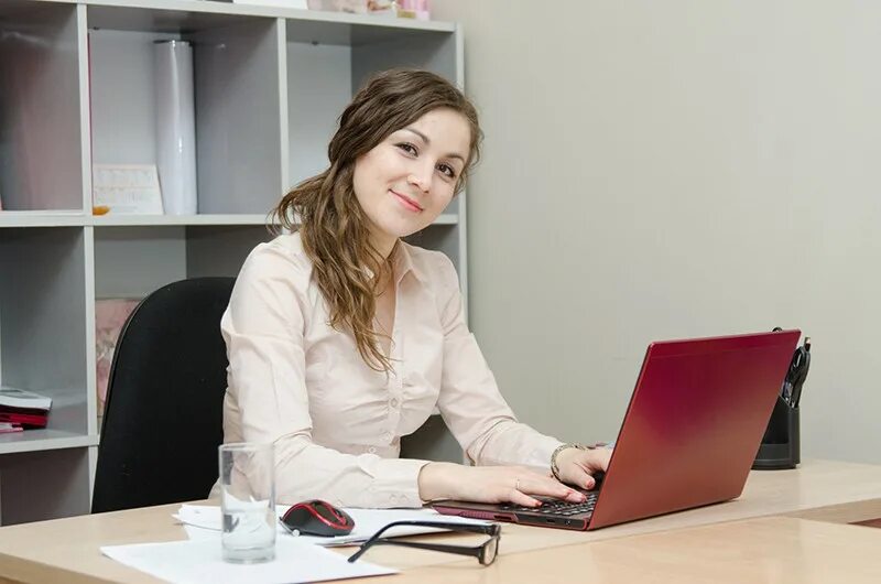 Девушка работает в офисе. Русская девушка в офисе. русские девушки в офисе. офис-менеджер фотографии.