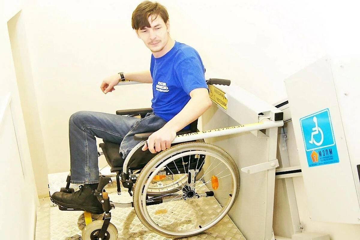 Доступность транспортных услуг для инвалидов. Мебель для инвалидов колясочников. Инвалид колясочник. Подъемник для колясочников. Оборудование для детей инвалидов.