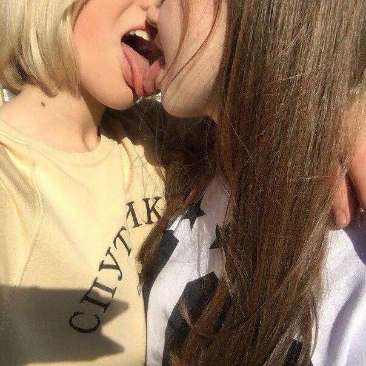 2 лесбухи. Две девочки с языком. Поцелуй подруг с языком. Поцелуй с языком девушки. Подростковый поцелуй с языком.