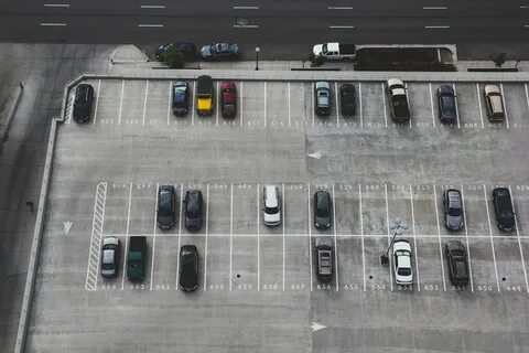На парковке осталось четыре свободных места