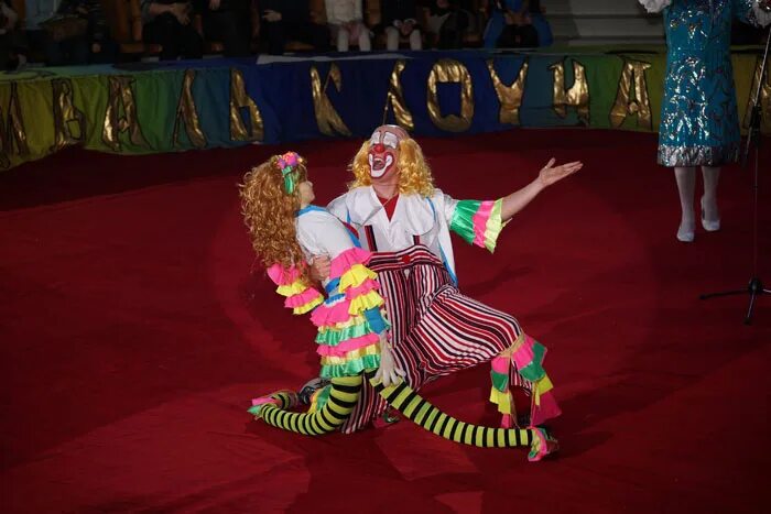 Клоуны конкурсы. Кисловодский цирк клоун. 2009 Балтийский цирк клоун. Клоун в цирке. Клоунада в цирке.