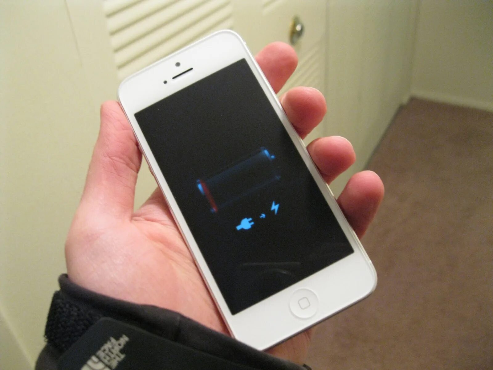 Работает айфон выключается. Iphone выключается. айфон замерз. айфон cold. ваш айфон замерз.