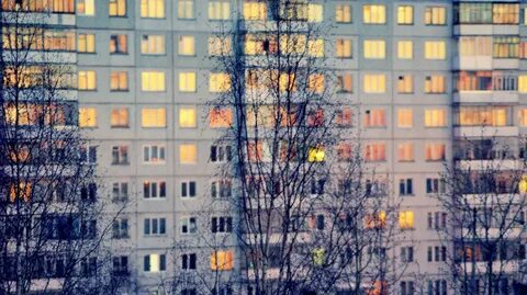 В окнах высотных зданий отражается