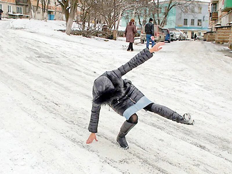 Скользко на улице. Подскользнулсяна льду. Человек падает на льду. Подскользнулсяна льду. Поскользнулся.