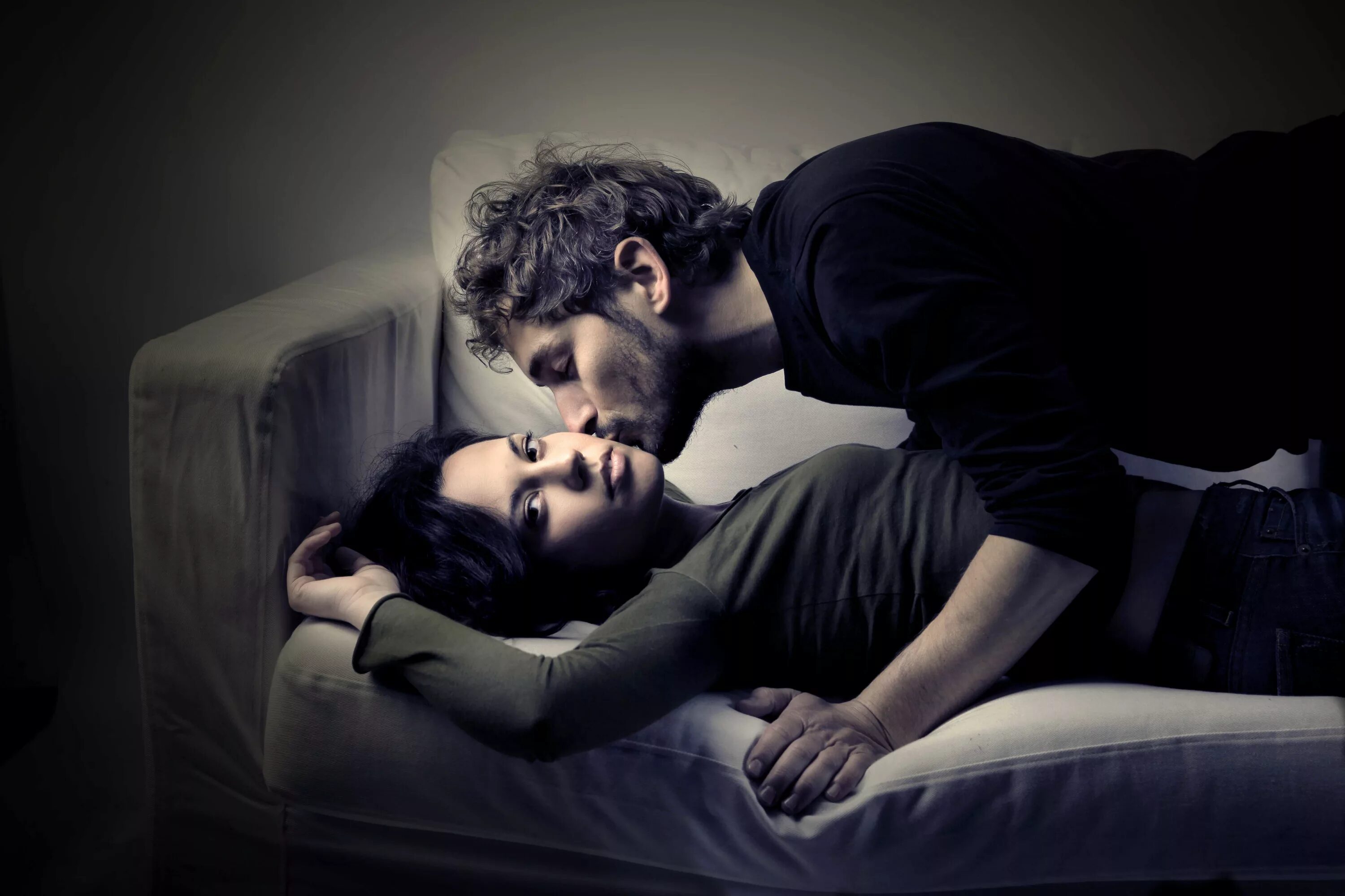 Девушка стала холодна в отношениях. Девушка стала холодна в отношениях. Девушка стала холодна в отношениях. Муж и жена в телефонах. Женщина равнодушная.