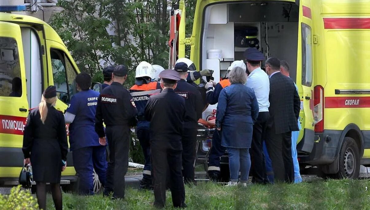 12 детей госпитализировали. Стрельба в казанской школе. в казанской школе расстреляли детей. убийство школьников в казани.
