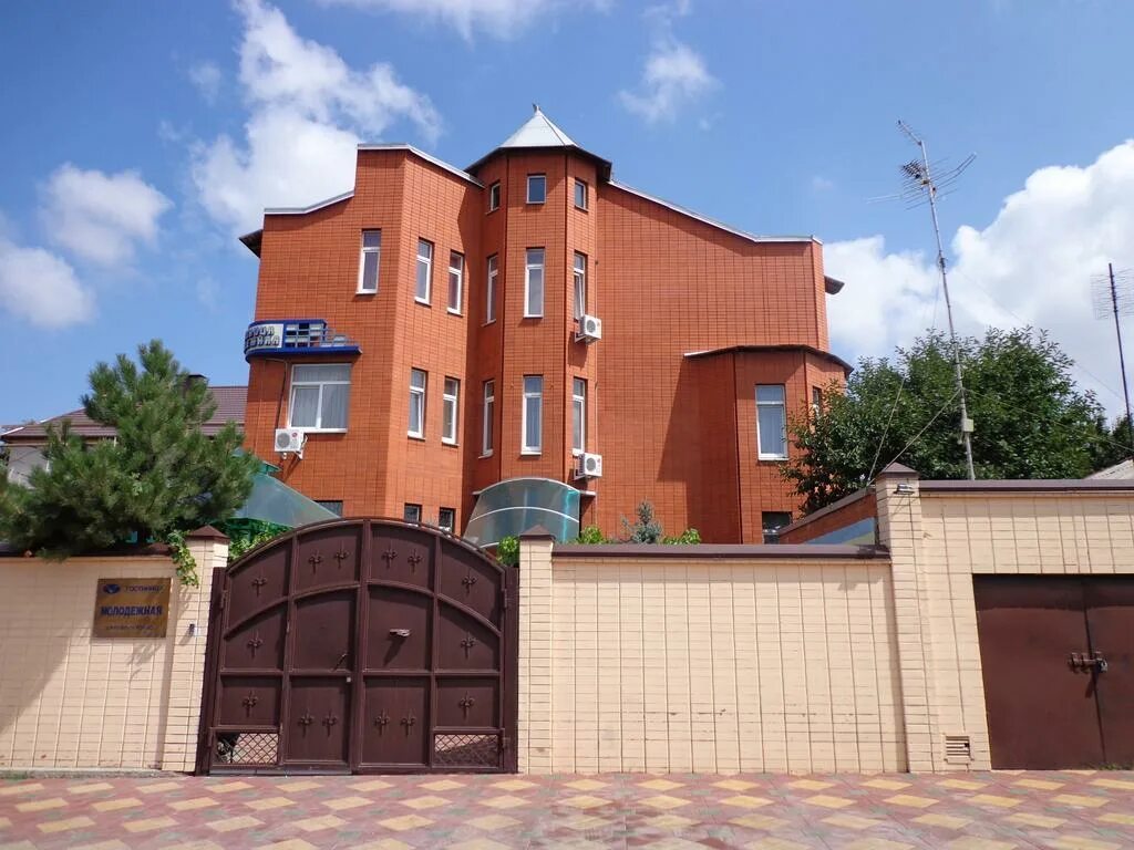 Гостевой дом на дону. , 45, посёлок орджоникидзе, ростов-на-дону. Улица донская молодежная 2006. Ул молодежная ростов. Город киров гостиница молодежная.
