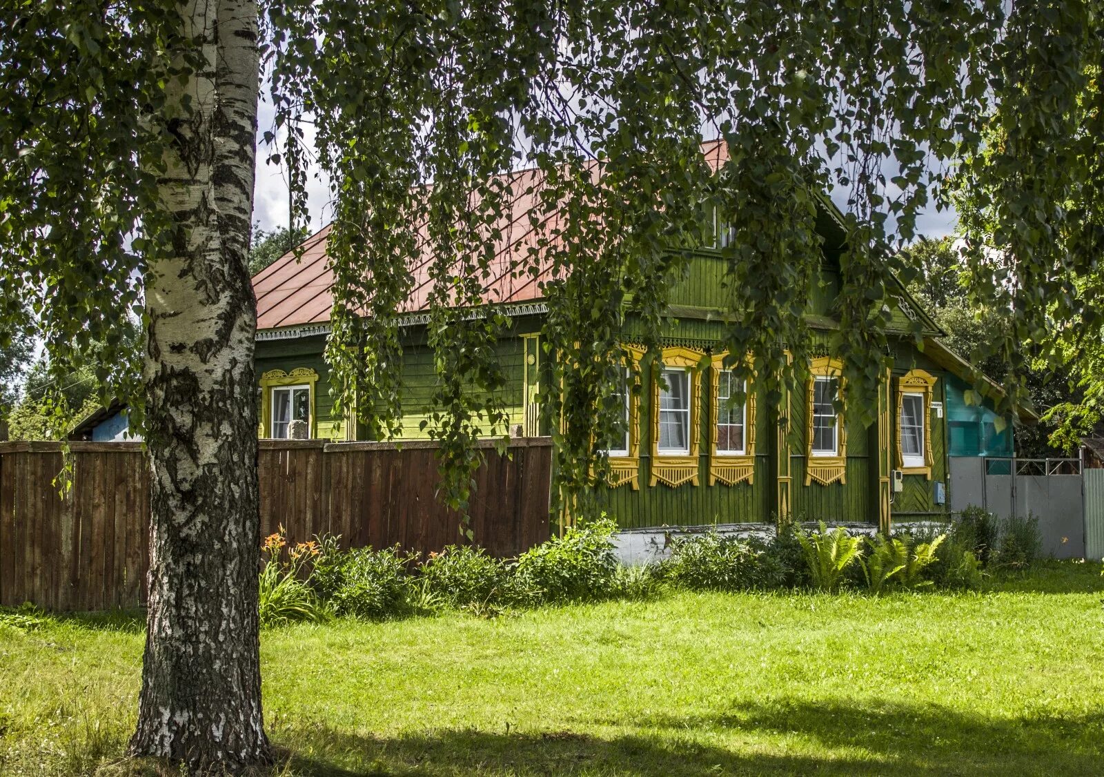 Берега родного дома. Деревенские дома. Домик в деревне. Береза у дома. Родной дом в деревне.