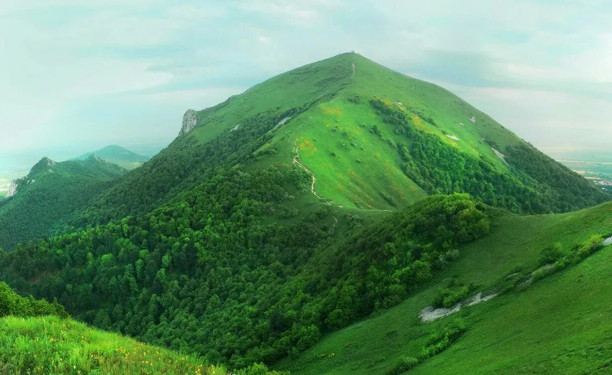 Гора бештау пятигорск. Горы кавминвод. Горы кавминвод. Горы кавминвод. Гора развалка железноводск.