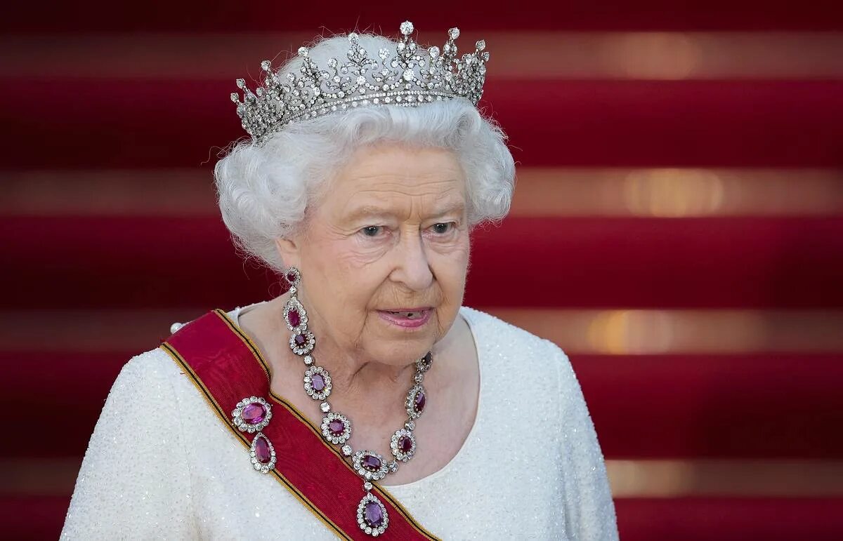 елизавета 2 королева великобритании в парламенте. королева великобритании елизавета 2 на троне. елизавета 2 монарх. елизавета 2 в виндзорском замке. королева елизавета 2 на троне.