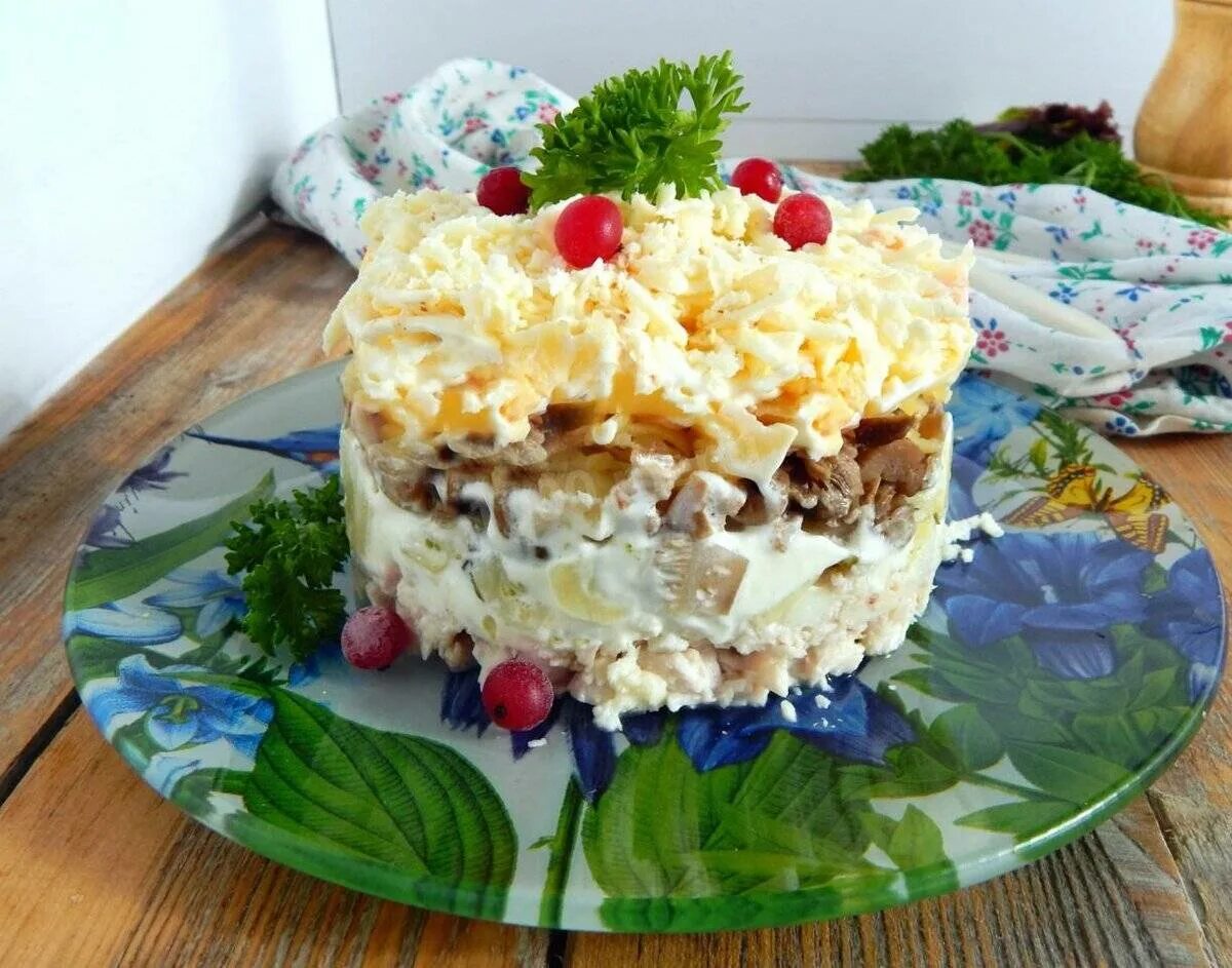 Салат с копчёной курицей и черносливом и грецкими. Слоёный салат с копчёной курицей и грибами. Салат с курицей и грибами слоями. Салат с копченой курицей слоеный рецепт. Салат невеста с копченой курицей.