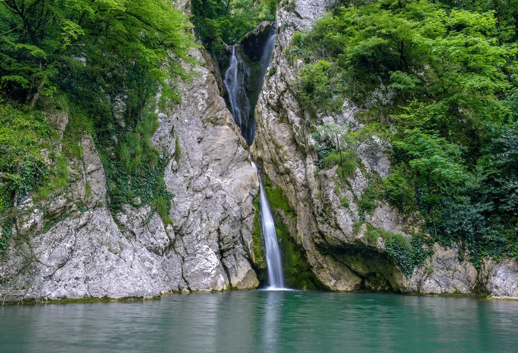 Агурские водопады краснодарский край. Агурское ущелье Абхазия. Агурский водопад Сочи. Агурское ущелье Сочи национальный парк. Национальный парк Агурские водопады.