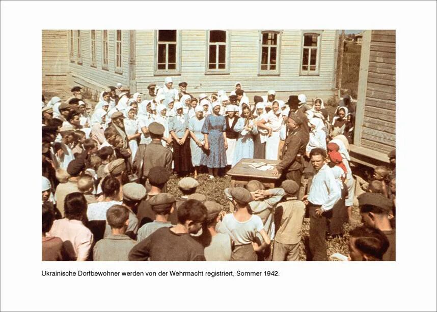 Советский человек в оккупации. Жители угнанные в Германию в 1942. Угон советских людей в Германию.